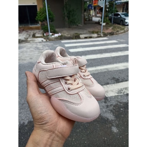 Giày thể thao cho bé xinh xắn lẻ size 28 đế mềm chống trơn trượt