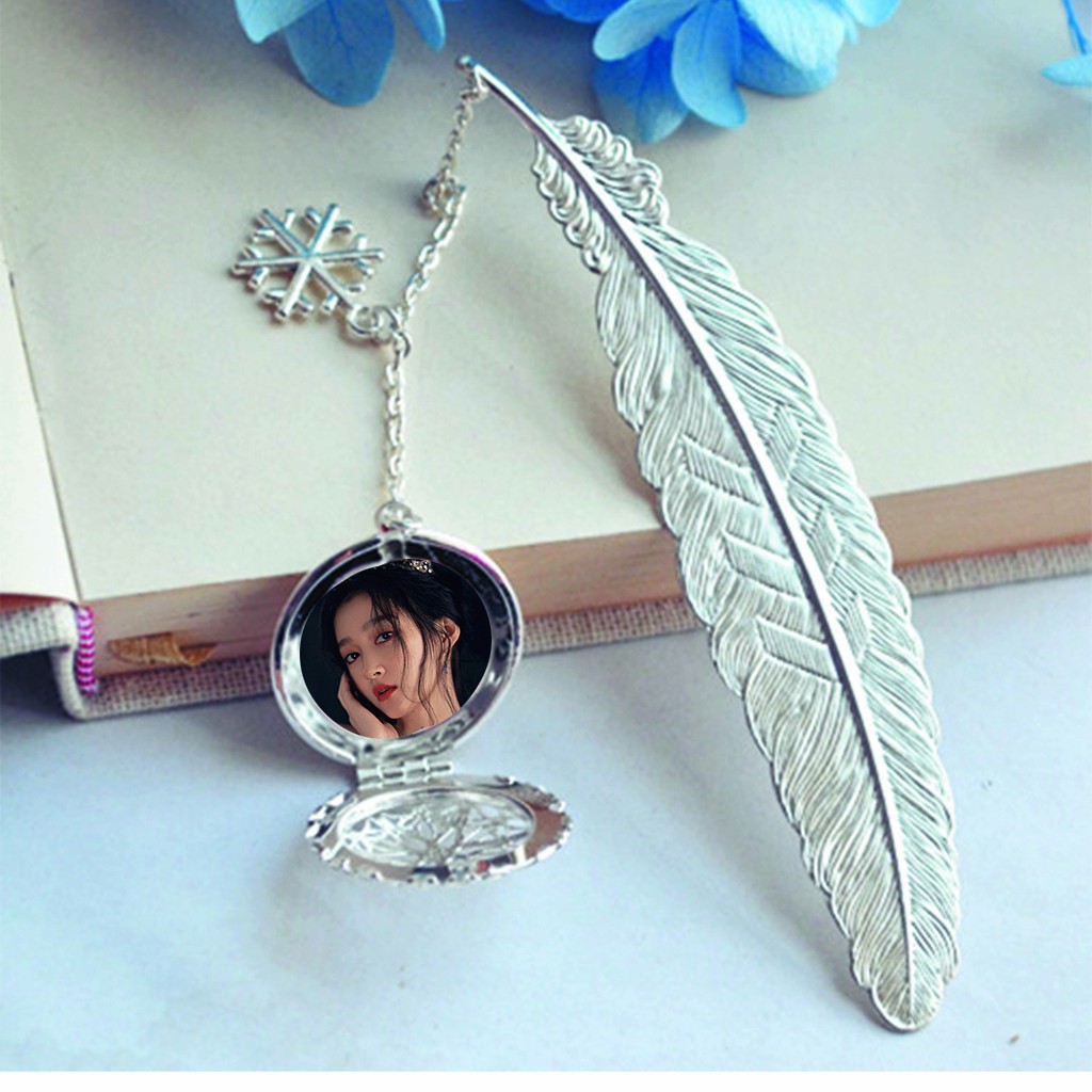 ( không kèm hộp ) Bookmark lông vũ gắn điệp IN HÌNH Quan Hiểu Đồng kim loại mỏng idol thần tượng cpop kpop