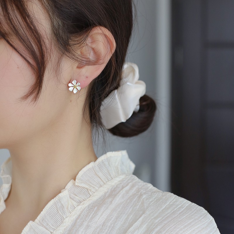 Khuyên Tai Thiết Kế Hình Hoa Cúc Nhỏ Dễ Thương A784