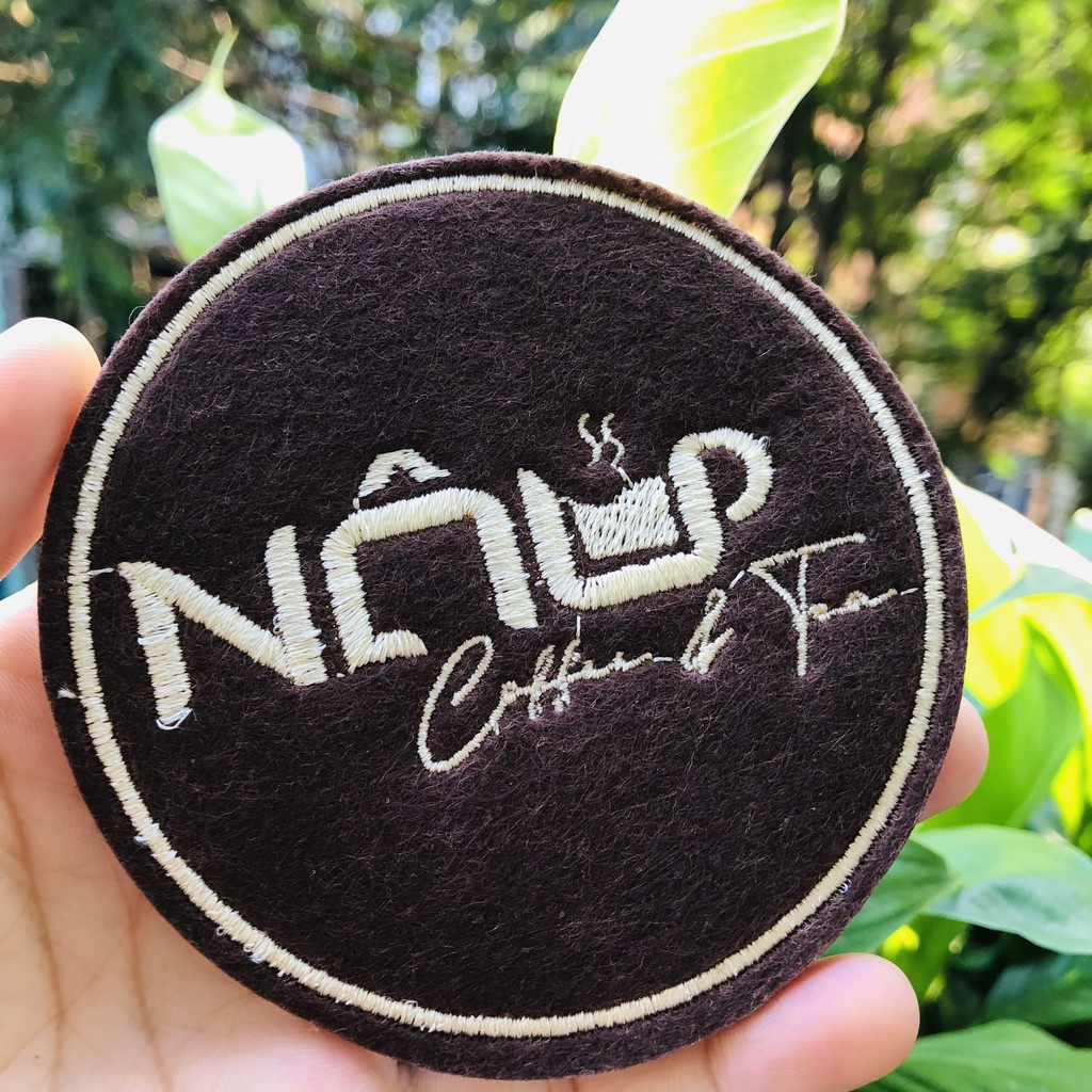 Đế lót ly, tấm lót cốc thấm nước bằng vải nỉ thêu logo Nâu Cafe