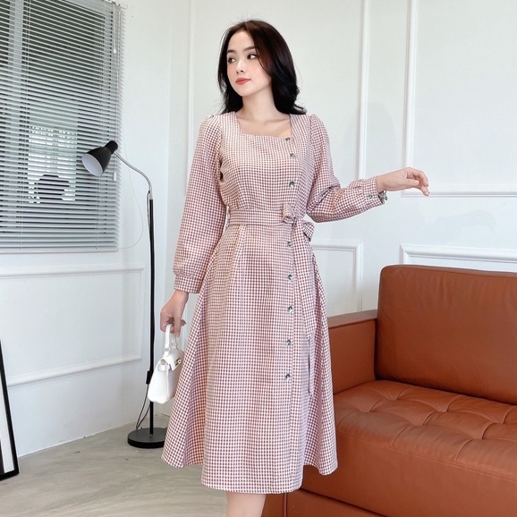Đầm Công Sở NHẬT VY Caro Cổ Vuông Tay Dài Phối Dây Eo Dáng Suông Màu Nude, Đen - D2320