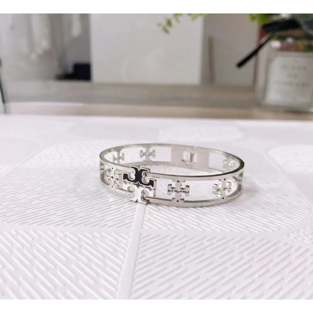 TORY BURCH Vòng Đeo Tay Bằng Thép Titan Thiết Kế Đục Lỗ Chữ TB Độc Đáo