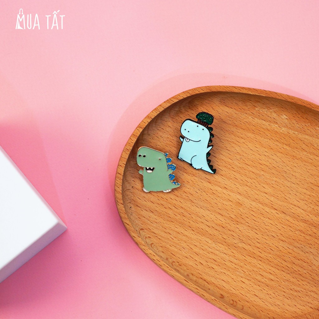 Huy hiệu/ ghim cài kim loại trang trí balo, trang phục và túi đeo Mua Tất khủng long (muatatshop)
