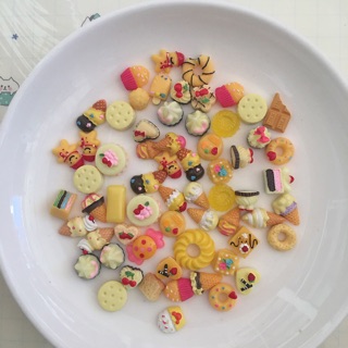 Set 10 charm bánh ngẫu nhiên