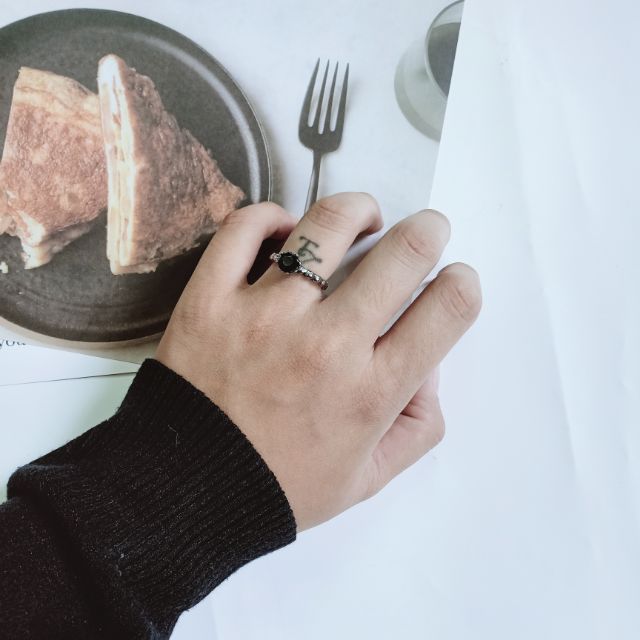 Nhẫn xoắn đá đen nhân tạo
