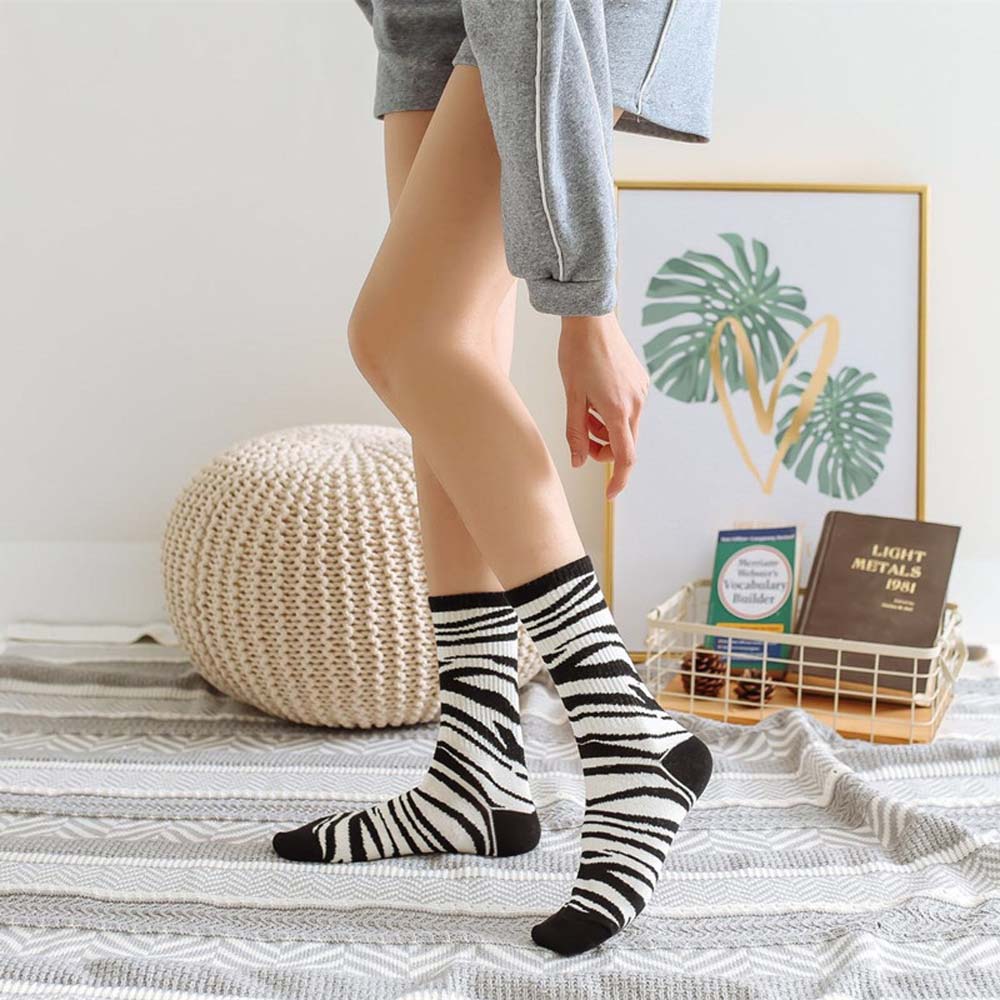 Đôi tất thoáng khí họa tiết da báo sành điệu cho nữ