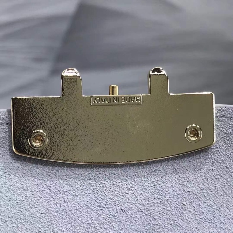 Túi đeo chéo nữ FURLA METROPOLIS  chi tiết chuẩn, từ đường keo mũi chỉ đến logo khắc đều sắc nét. Size 21cm