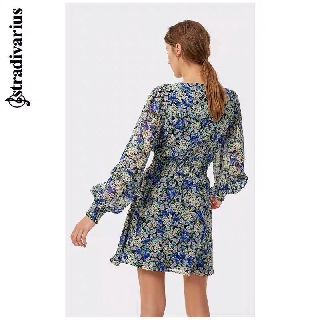 Váy hoa xanh stradivarius 02358654039