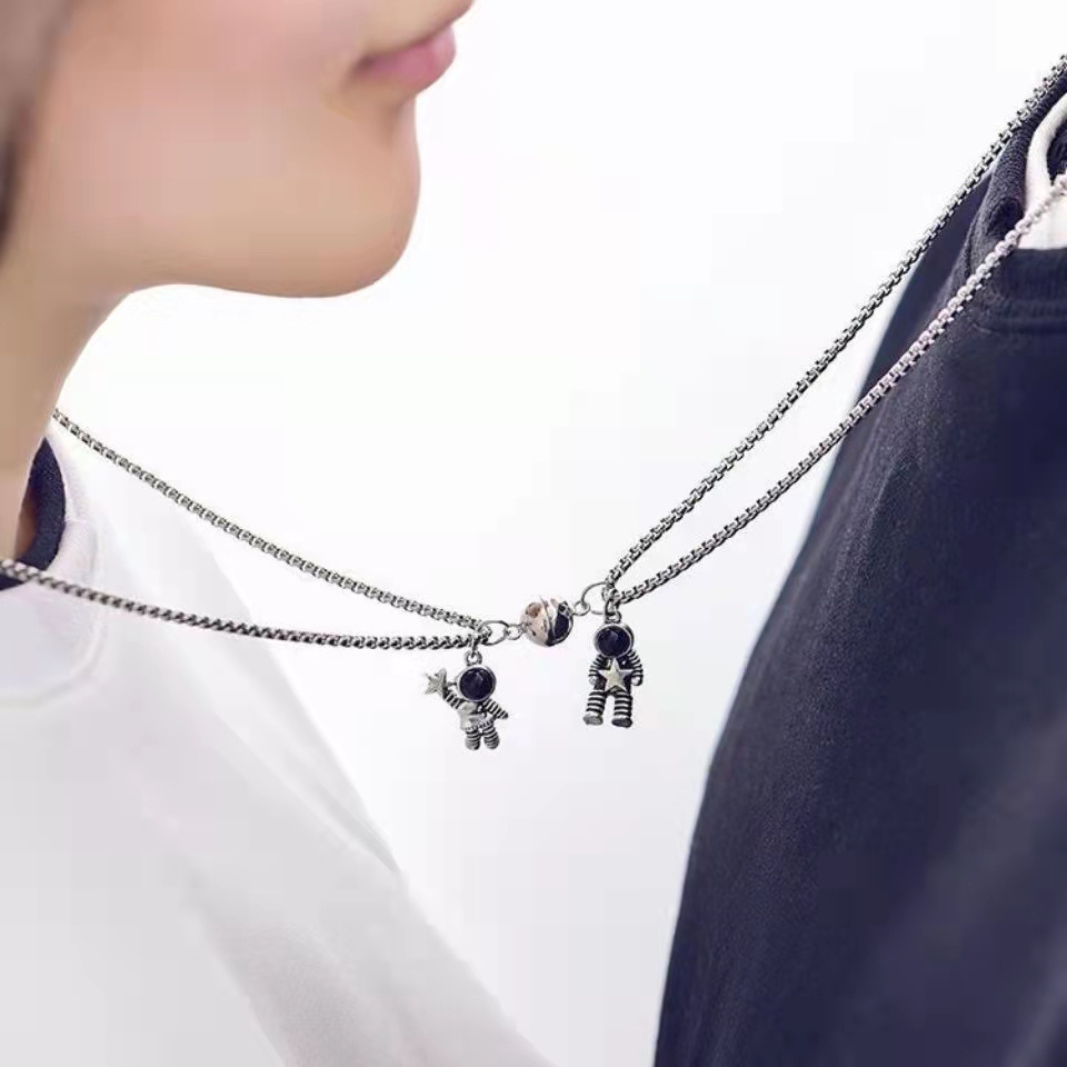 Vòng cổ cặp mặt hình phi hành gia thời trang