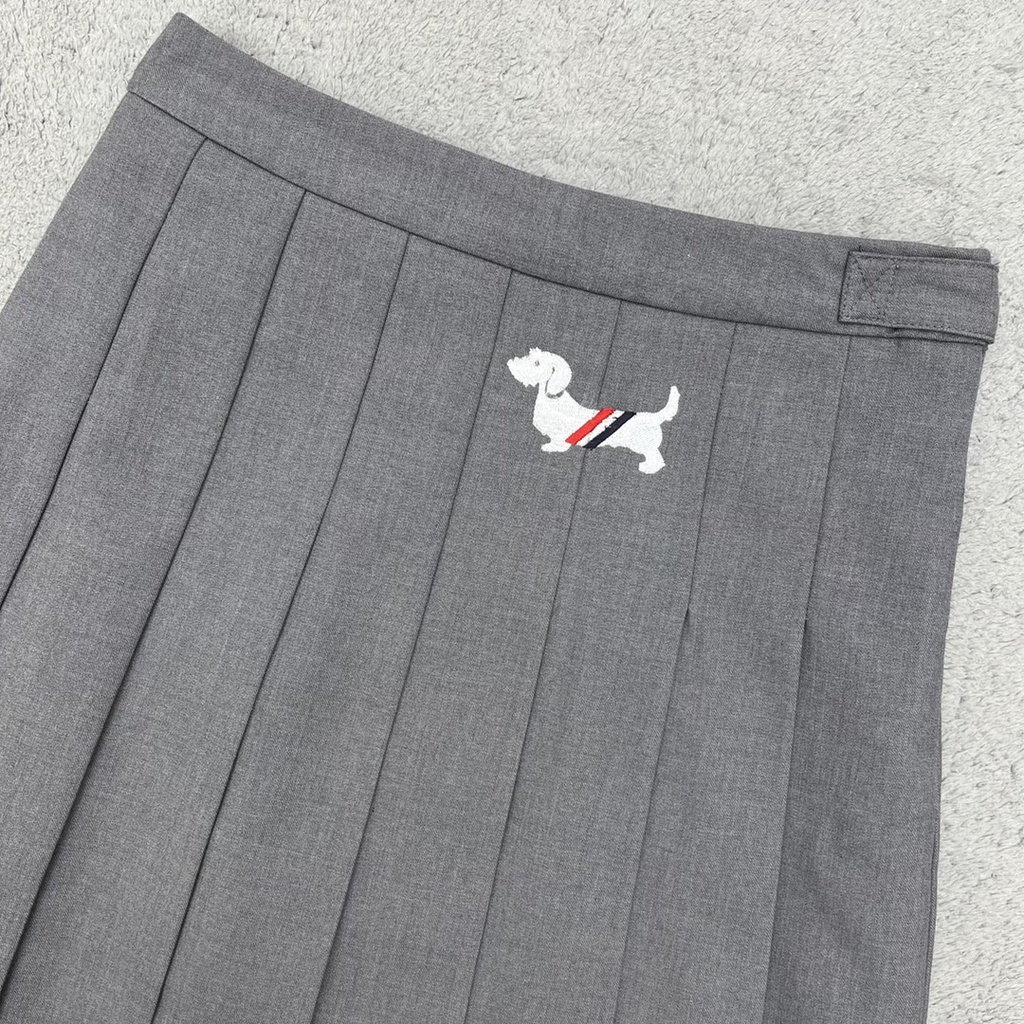 Chân váy nữ thời trang cao cấp Thom Browne thiết kế xếp ly trẻ trung, họa tiết thêu chú cún nhỏ tinh tế