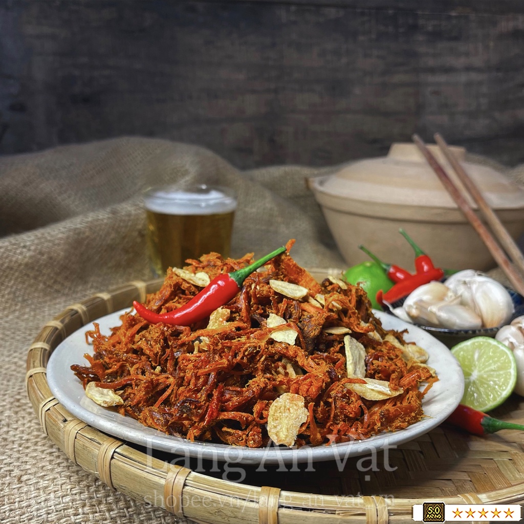 Heo khô cháy tỏi, khô lợn 300g Làng Ăn Vặt thịt nạc tươi cay nhẹ, đồ ăn vặt Đà Lạt thơm ngon bổ rẻ | BigBuy360 - bigbuy360.vn
