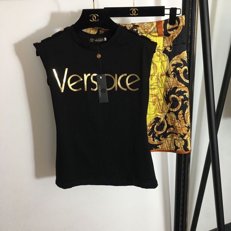 bộ hè nữ in chữ áo vest không tay + váy eo cao một bên ngực hình thoi versace