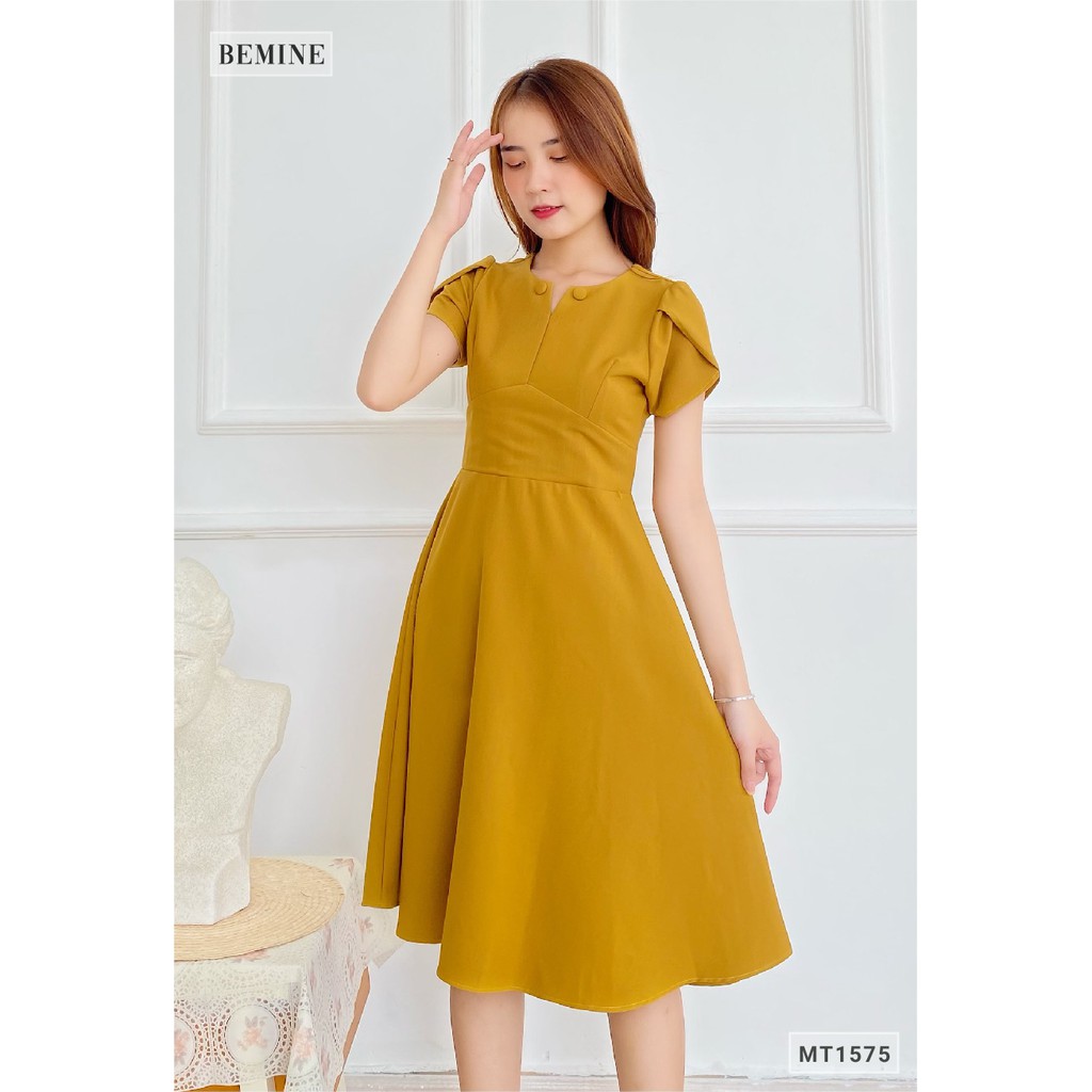 Đầm cổ đính 2 nút bọc tay búp sen BEMINE MT1575VANG | BigBuy360 - bigbuy360.vn