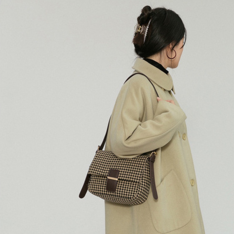 Túi đeo vai họa tiết kẻ sọc phong cách retro thu đông mới dễ phối đồ cho nữ