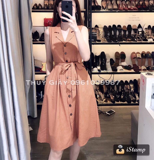 Váy kẻ cúc giữa