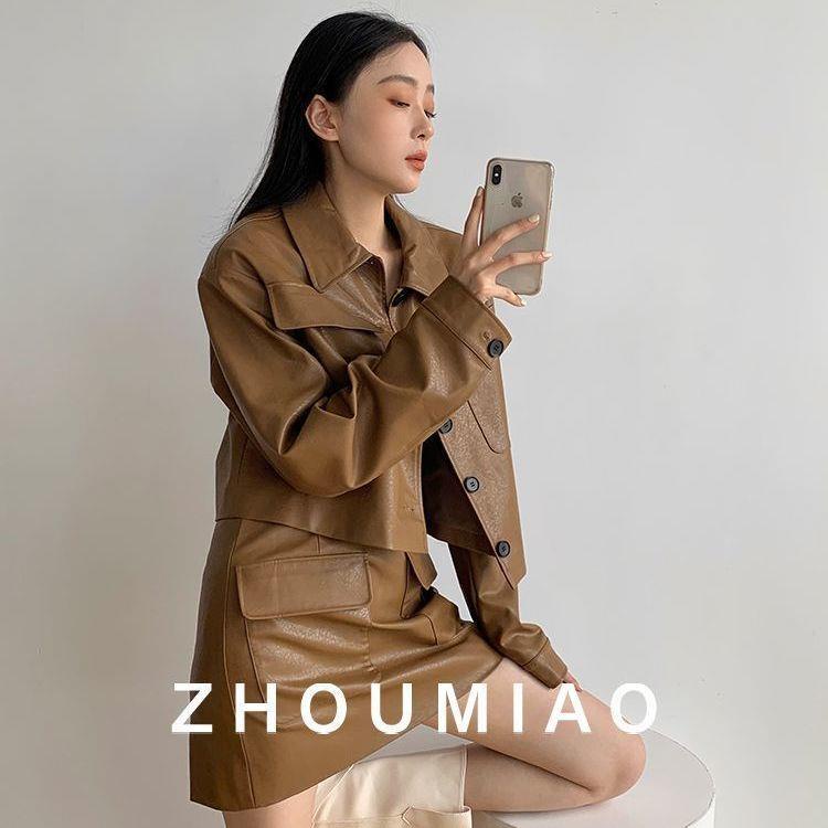 Set áo khoác da và chân váy ngắn phong cách đường phố thời trang mùa thu 2021