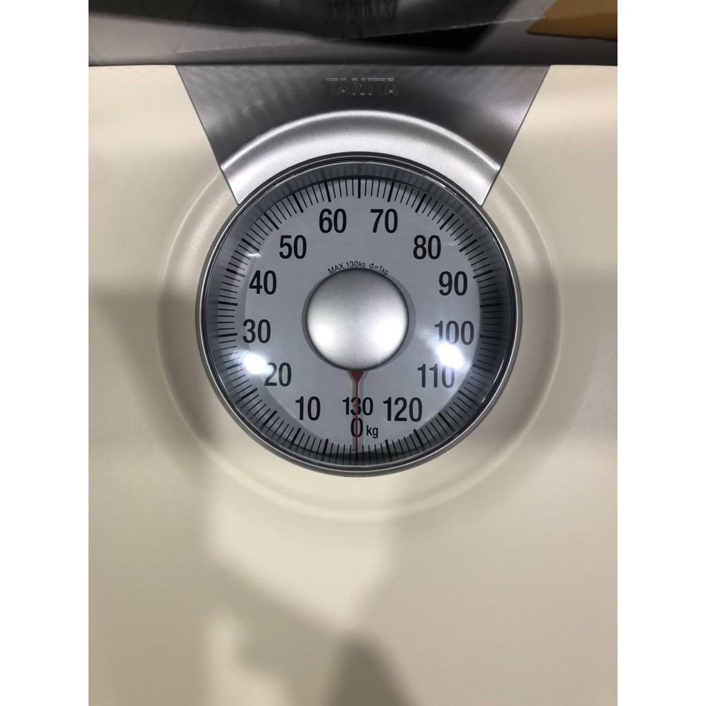Cân sức khỏe cơ học Tanita Nhật HA-680,chịu tải trọng tối đa 130kg/280lb với khoảng chia 1kg/2lb.