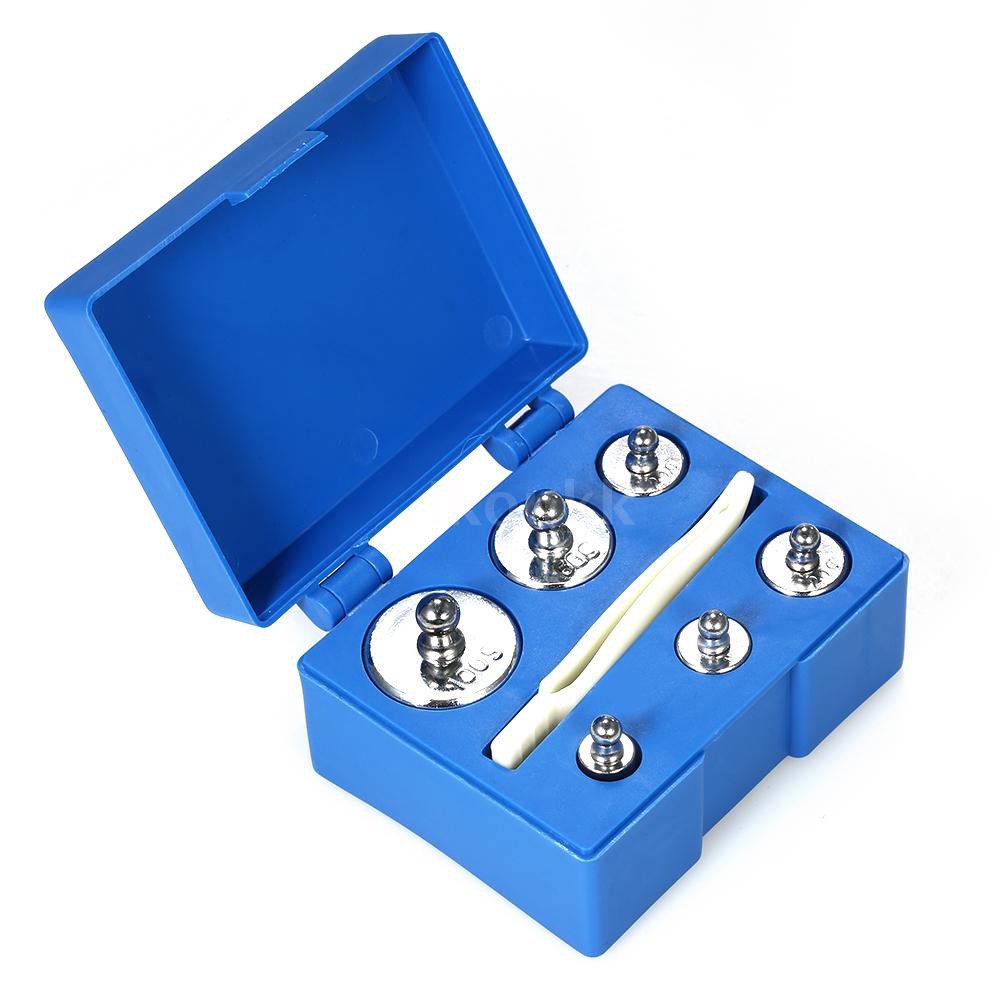 6 cục tạ khối lượng khác nhau và nhíp đựng trong hộp nhựa dùng để cân bằng cân đĩa tiện dụng