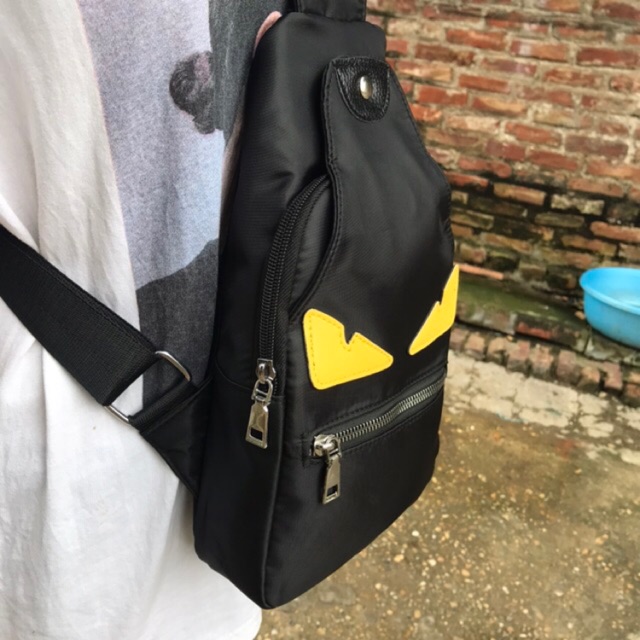 Túi đeo chéo mắt vàng | BigBuy360 - bigbuy360.vn