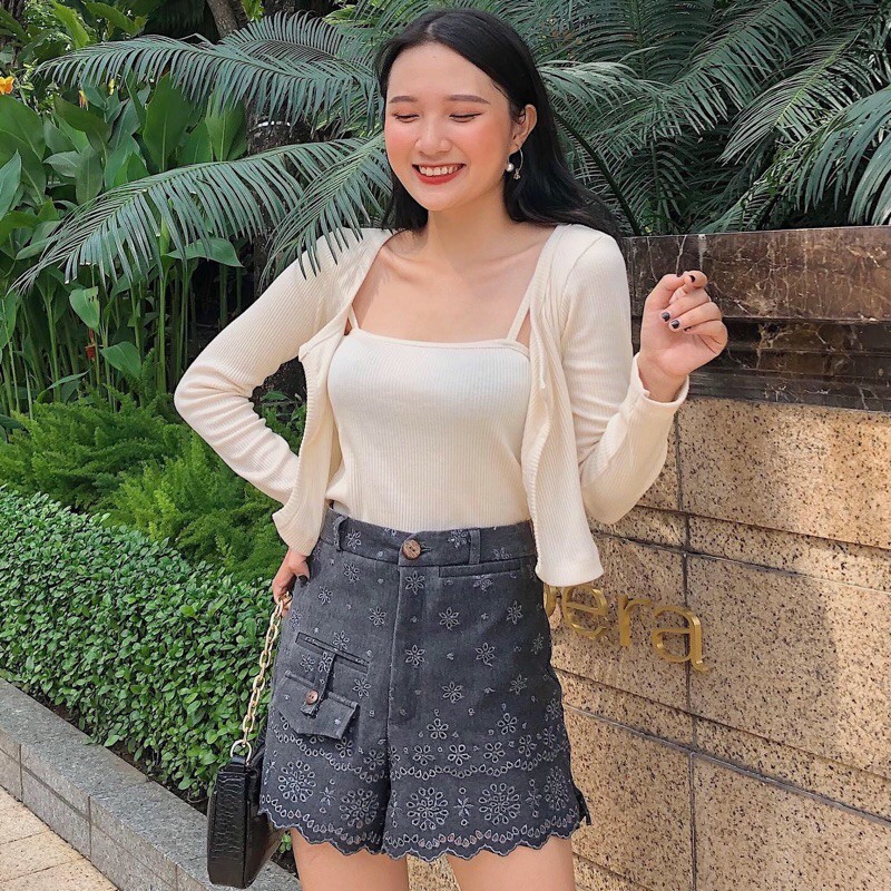Quần short xám thêu hoa