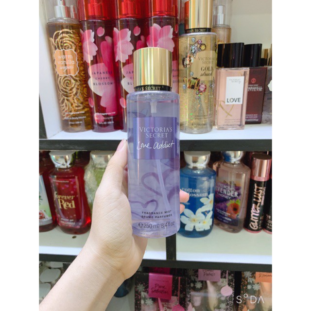 [𝐅𝐞𝐦𝐦𝐢𝐞💝] Xịt Thơm Body Victoria’s Secret Love Addict (30ml-50ml-100ml)