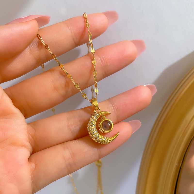 Vòng cổ Thép Titan Mạ Vàng 18K Mặt Trăng 100 Ngôn Ngữ I Love You Ngăn Dị Ứng Thời Trang Cho Nữ