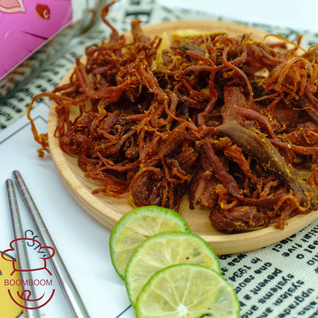 Khô heo, khô lợn cháy bơ tỏi 300g BoomBoom (cay vừa) đồ ăn vặt Hà Nội vừa ngon vừa rẻ | BigBuy360 - bigbuy360.vn
