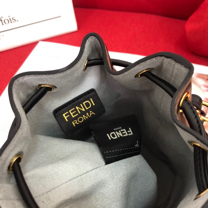 Túi xách thời trang nữ cao cấp FENDI kiểu dáng được ưa chuộng, có thể đeo vai, đeo chéo hoặc xách tay tiện lợi.