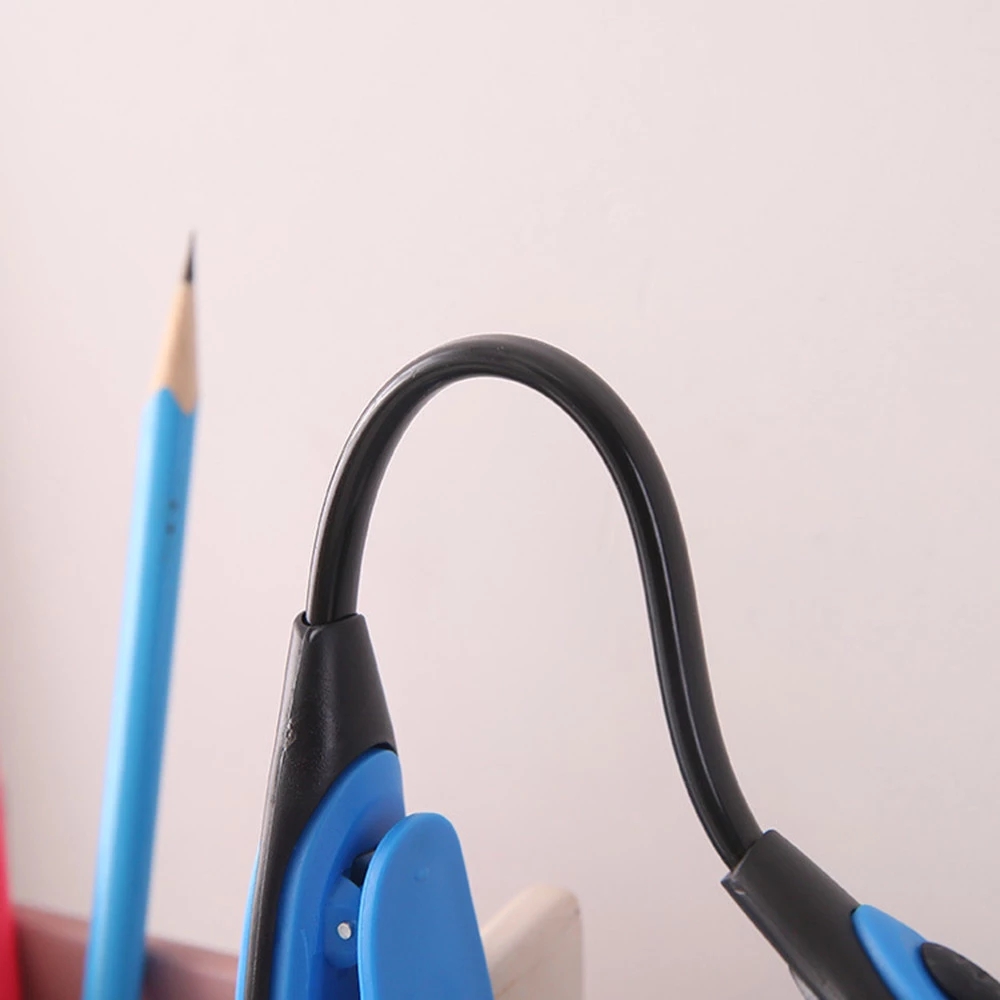 Đèn led mini có kẹp tiện dụng để đọc sách