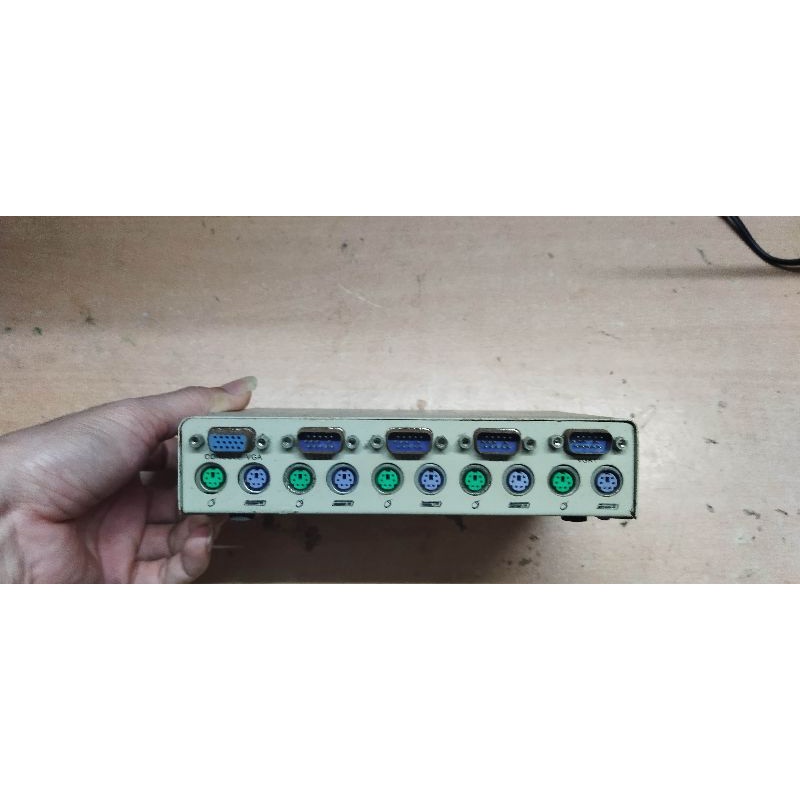 Chia 4 vga ra 1