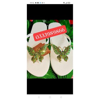 Dép gắn charm bắt ốc vặn