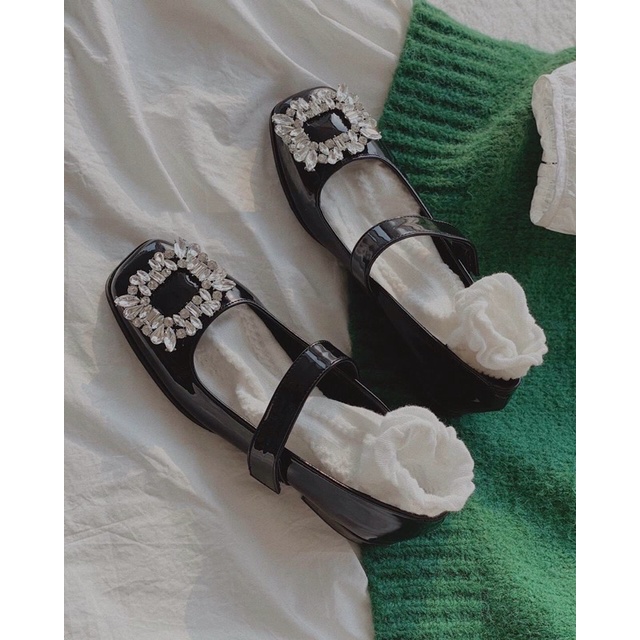 Giày và bệt, khuy đá vuông siêu sáng.Chất da bóng thời trang.Gót 3p và gót bệt