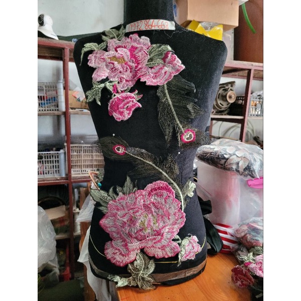 Cành mẫu đơn hồng thêu lông công