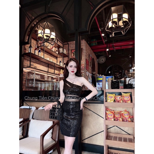 Đầm kim sa thiết kế lệch vai pha lưới