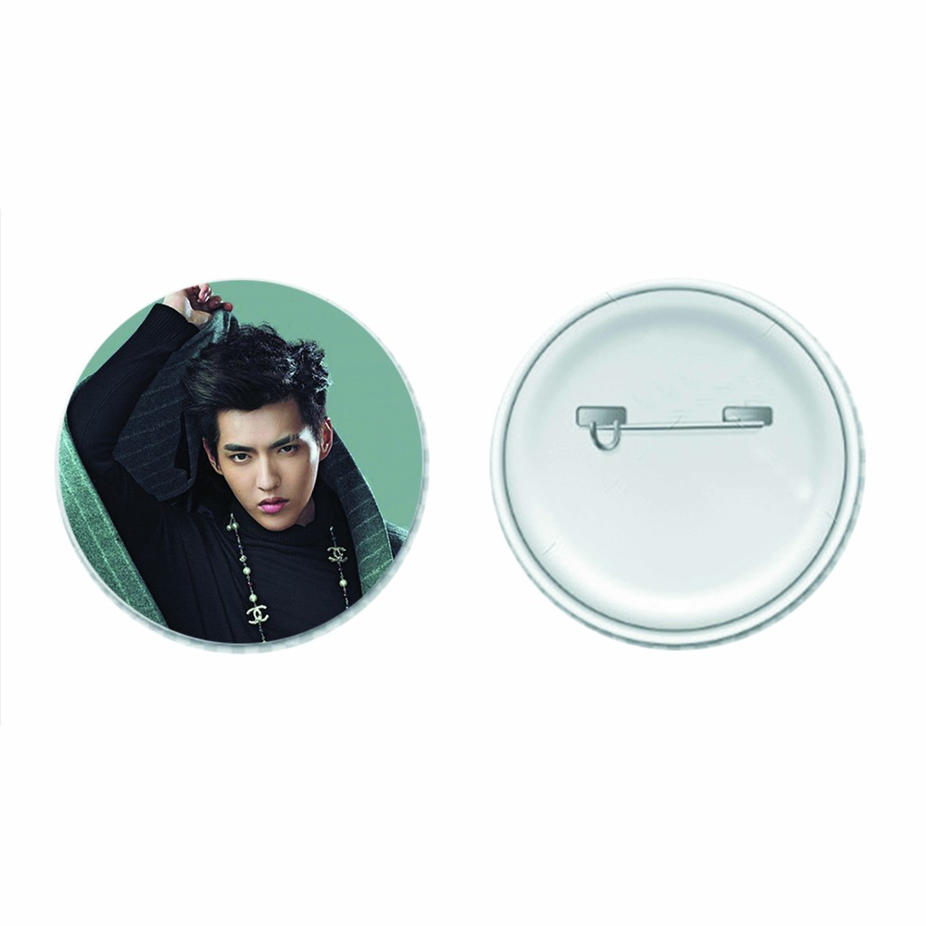( 1c ) Huy hiệu cài áo in hình idol BÁC QUÂN NHẤT TIÊU ĐÀM TÙNG VẬN DỤ NGÔN DƯƠNG MỊCH xinh xắn