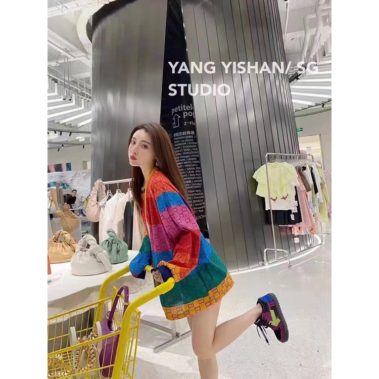 Áo phông dáng rộng GUCCI GG GC phối màu ấn tượng và nổi bật mang đến phong cách thời trang đặc sắc, quyến rũ