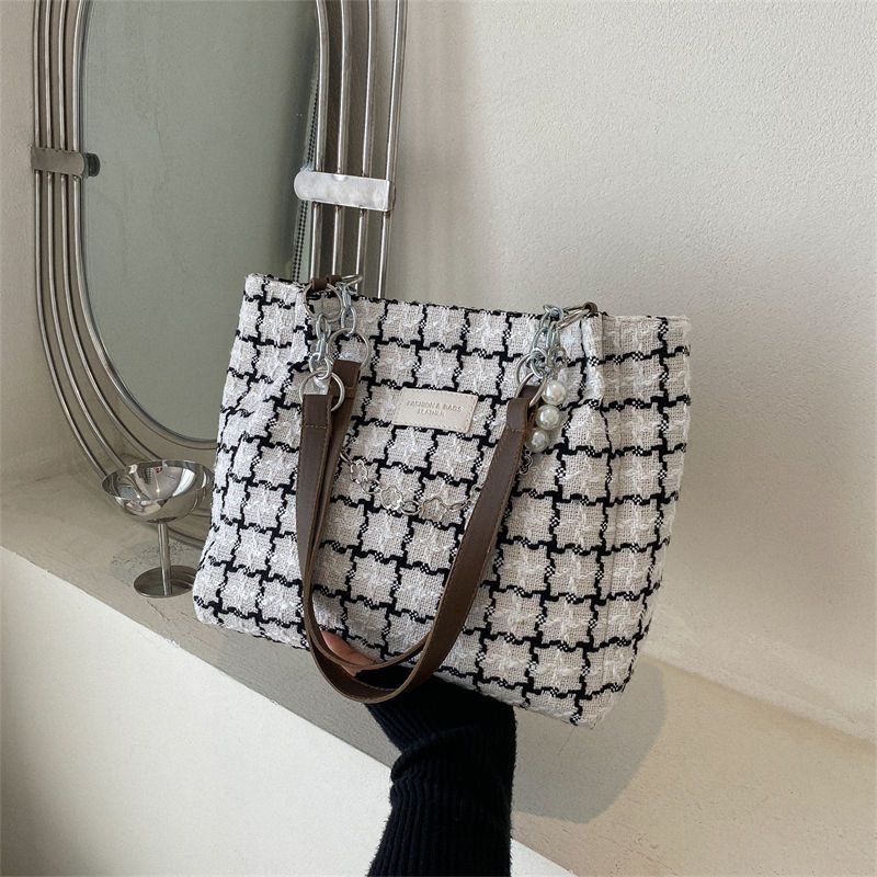 Túi Xách Tote Đeo Vai Cỡ Lớn Màu Tương Phản Đính Ngọc Trai Phối Dây Xích Thiết Kế Đơn Giản