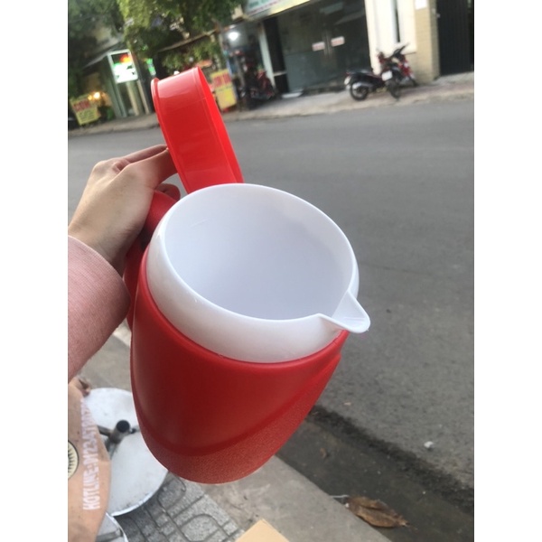 Ca nhựa giữ nhiệt có tay cầm hkm