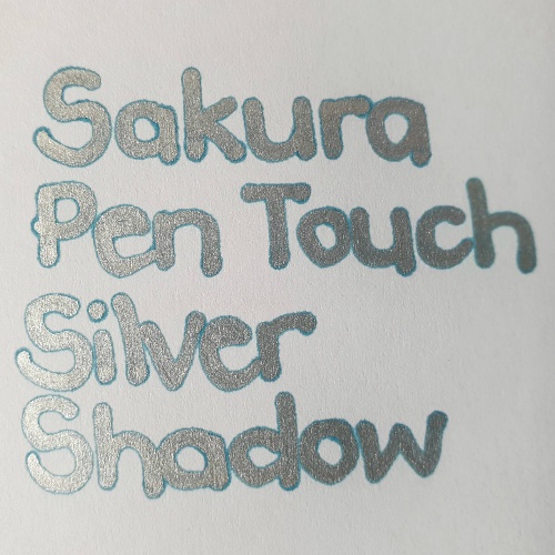 Bút sơn dầu vẽ đa chất liệu bạc ánh kim, có màu viền Sakura PenTouch Silver Shadow, Fine Point - Ngòi 1.0mm
