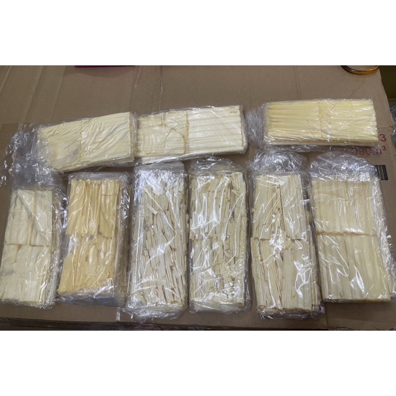 1 túi 3 thanh kẹo bị vỡ do vận chuyển hoặc bị chảy vì đi xa nóng ạ