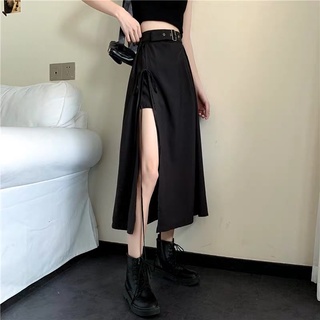 Chân váy đen xẻ tà cá tính