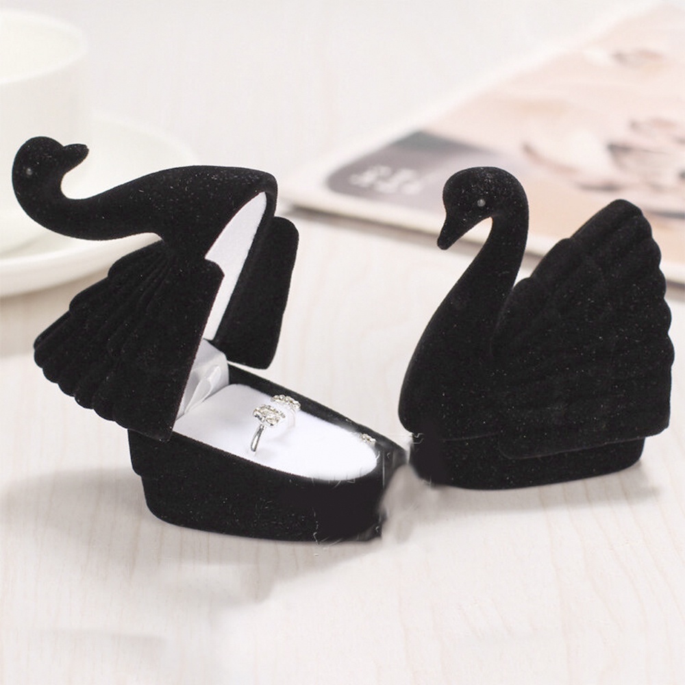 1 Hộp Đựng Nhẫn Hình Thiên Nga Trắng Đen