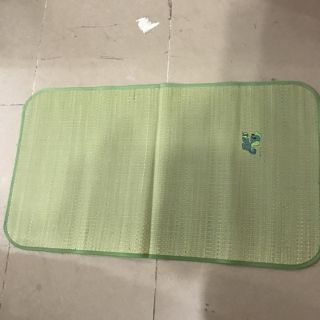 CHiếu cỏ nằm cho bé