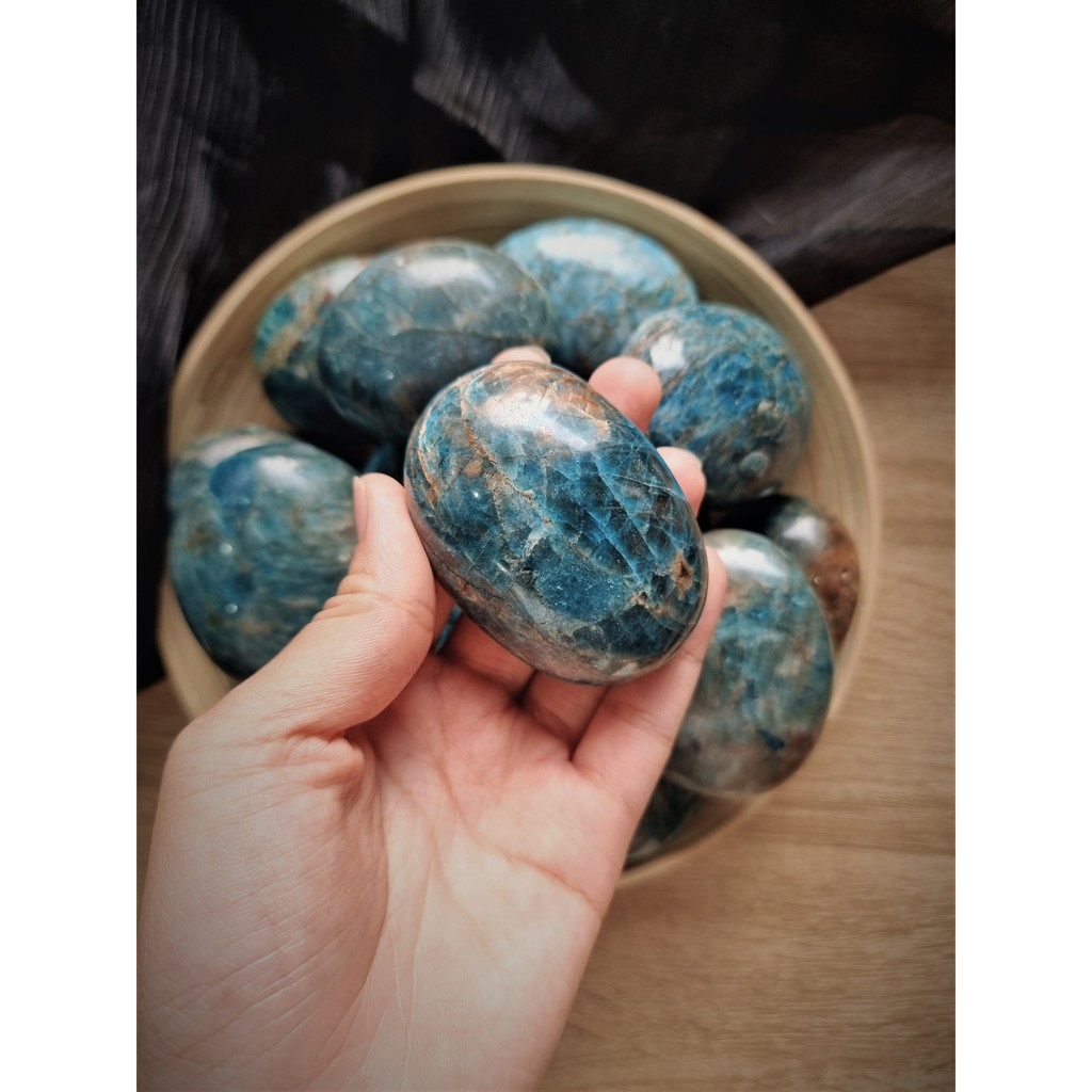 Palm đá thanh tẩy Blue Apatite dùng trong Tarot, thiền định, Reiki, Phong thủy