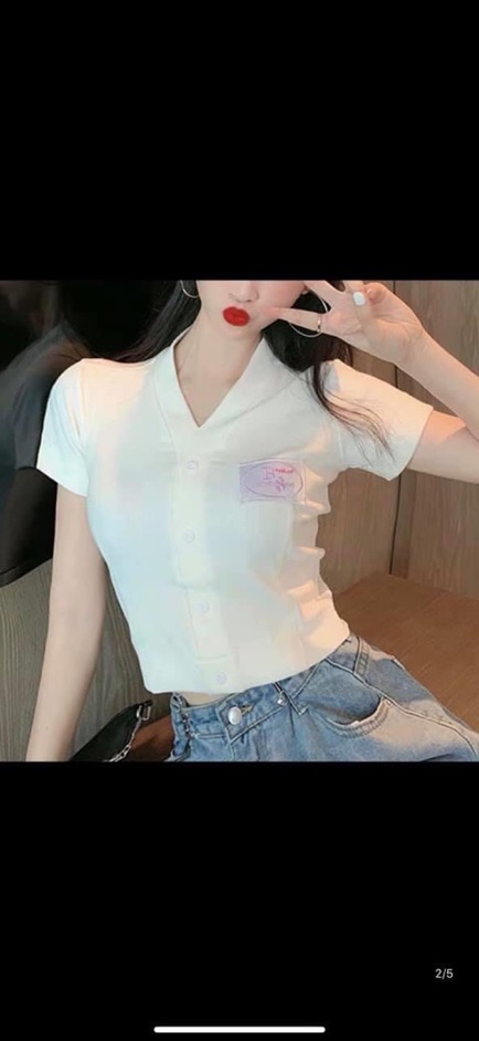 Áo len croptop cổ tim logo