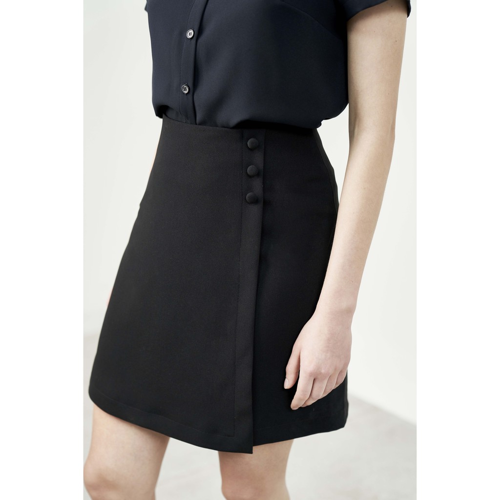 [Mã WABRHI5 giảm 15% đơn 599K] Chân váy đen vạt chồng khuy bọc 1CV1006 ADORE DRESS | BigBuy360 - bigbuy360.vn