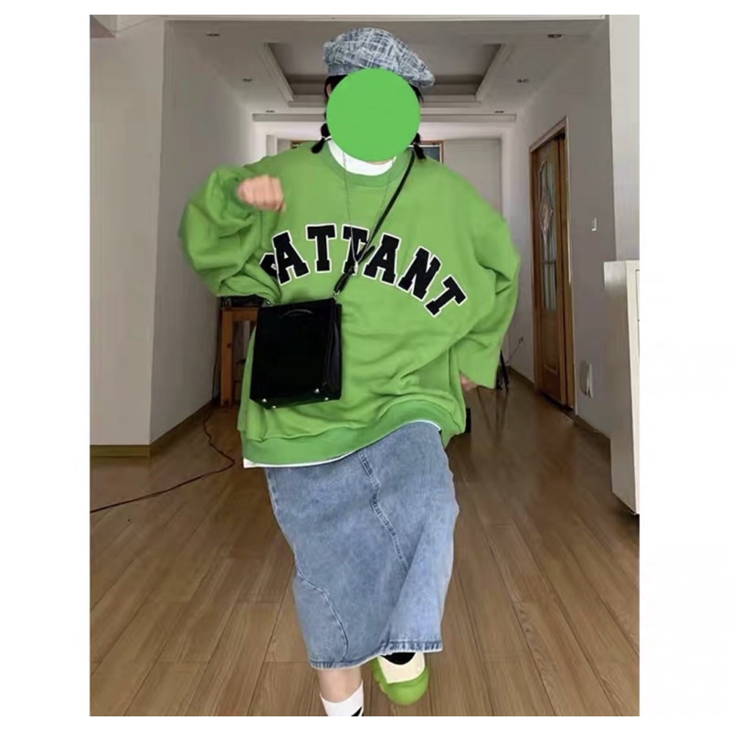Áo sweater thêu pattani màu xanh nhẹ nhàng fom rộng thêu chữ chắc chắn