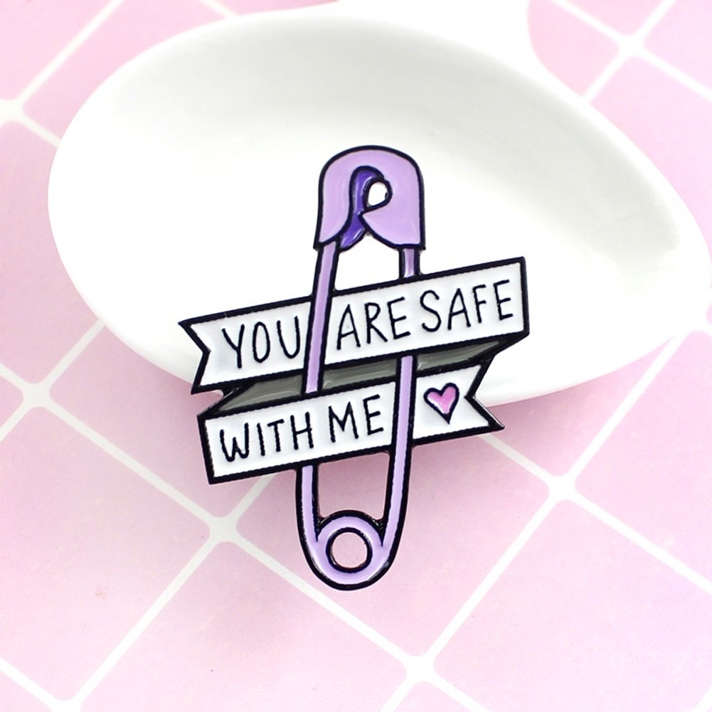Ghim cài áo kim loại chữ You are an toàn thời trang cho nữ