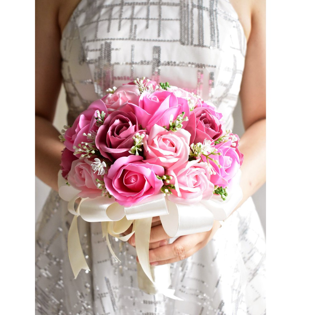 Bó hoa cưới cầm tay cô dâu hoa hồng sáp màu hồng. Tặng kèm hoa cài áo chú rễ