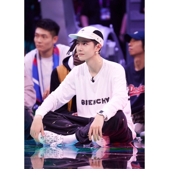 Khăn Báo Đen _ Wang Yibo - sản phẩm chính hãng của gian hàng Bước nhảy đường phố mùa 4